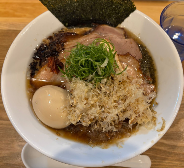 「鰯削りのせエビワンタン冷やし醤油ラーメン+味玉+肉」@らーめん 心麦の写真