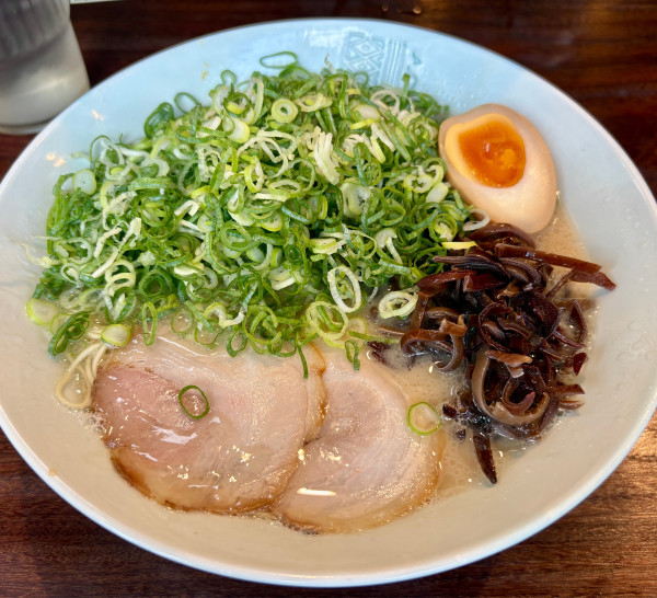 「ねぎラーメン+替玉+サービス味玉(半玉)」@博多濃麻呂 二子玉川2号店の写真