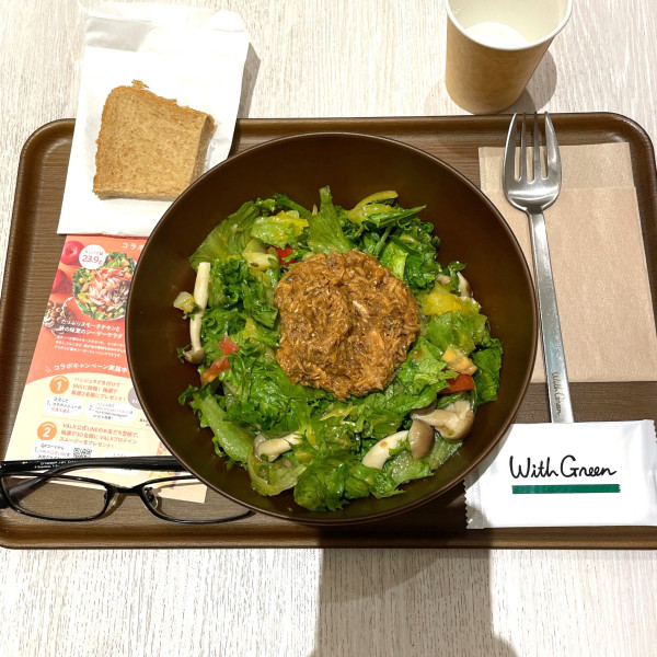 「さば煮カレーと北海道産じゃがいもグリルのサラダ【M】」@WithGreen 田町店の写真