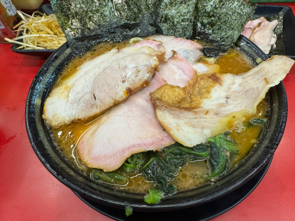 「ネギラーメン赤＋バラチャー＋チャーシュー」@IEKEI_TOKYO 王道家直系の写真