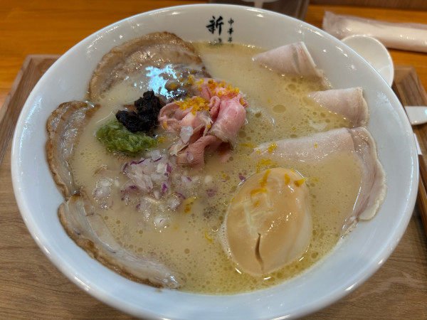 「チャーシュー麺（+燻製味玉）」@中華そば 新増田の写真