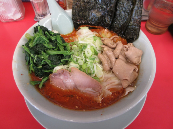 「辛味噌ラーメン（８３０円）＋もつ３９０円＋キャベツ１４０円他」@ラーメン山岡家 阿見店の写真
