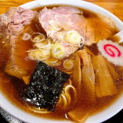 ラーメン　醤油（880円）、焼豚１枚（CP）