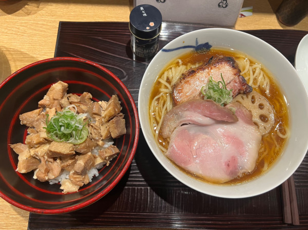 「醤油（細麺）1200円+大盛200円+チャーシュー丼350円」@麺 みつヰの写真