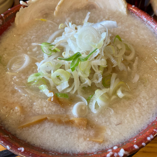 「らーめん 醤油 背脂2 880円 半麺-50円」@チャッチャ系らーめん もん吉の写真