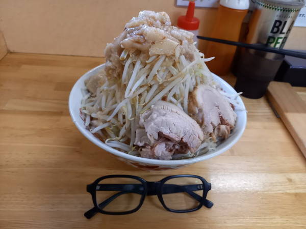 「小ブタ2枚(野菜増し・あぶら増し)」@ラーメン 登良治郎の写真