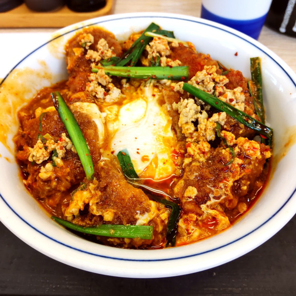 「【期間限定】赤辛かつ丼（￥769）※」@かつや 蒲田西口店の写真