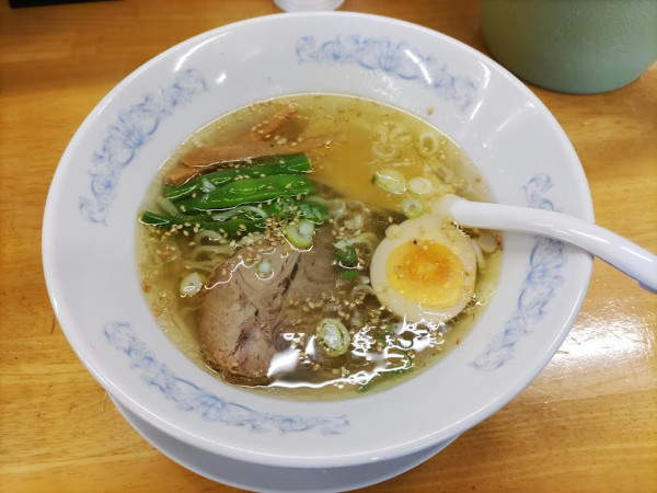 「しおラーメン（0.5玉）」@ぎょうざの満洲 久米川南口店の写真
