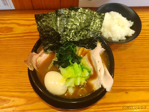 「チャーシューメン MIX(+味玉+キャベツ)」@横浜家系ラーメン伯耆家の写真