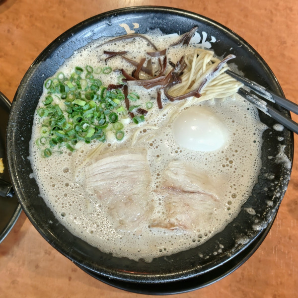 「ラーメンチャーハンセット＋味付玉子（1380円）、替玉」@博多一成一代の写真