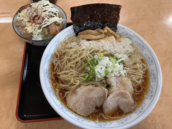 「煮干し中華（大盛）＋炙り豚飯＋味玉」@中華そば 雲ノ糸 酒田店の写真