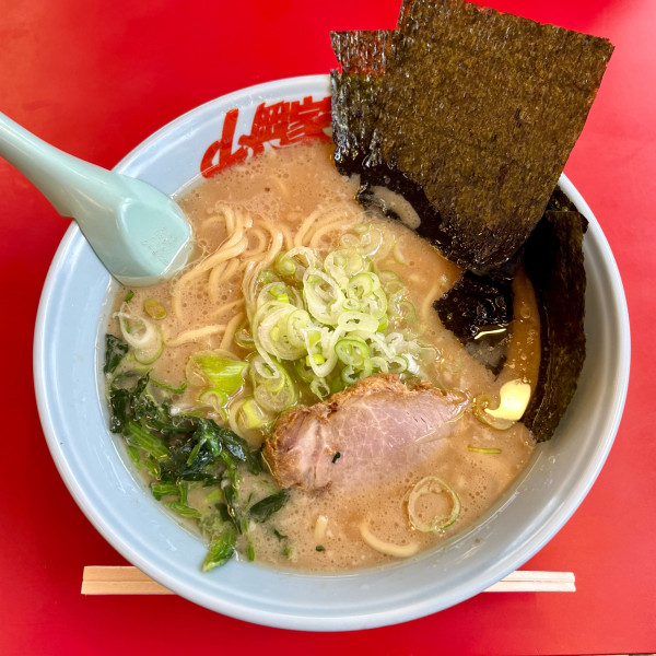 「醤油ラーメン〝中盛〟」@ラーメン山岡家 松戸北小金店の写真