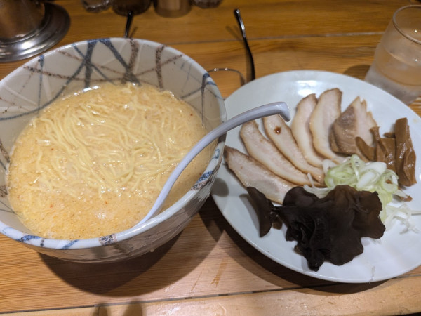 「塩ラーメン＋トロ肉」@らーめん風来居 神田秋葉原店の写真