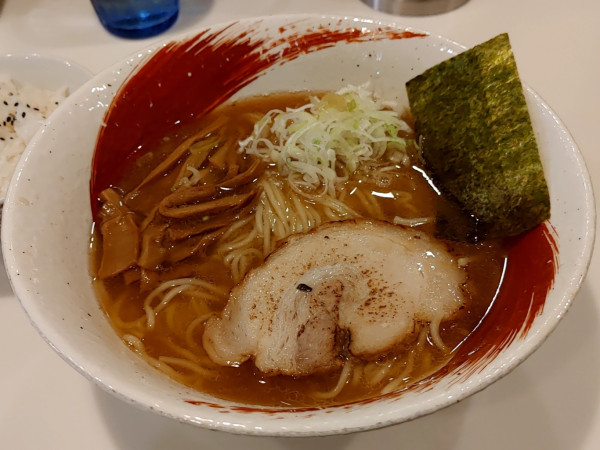 「ひらご煮干しラーメン（850円）、半ライス（無料）」@麺や 桜木の写真
