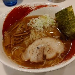ひらご煮干しラーメン（850円）、半ライス（無料）