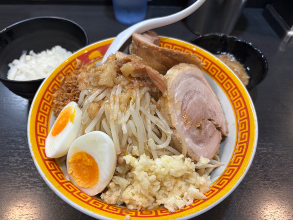 「汁無し300+豚券＋玉ねぎ」@えどもんどの写真