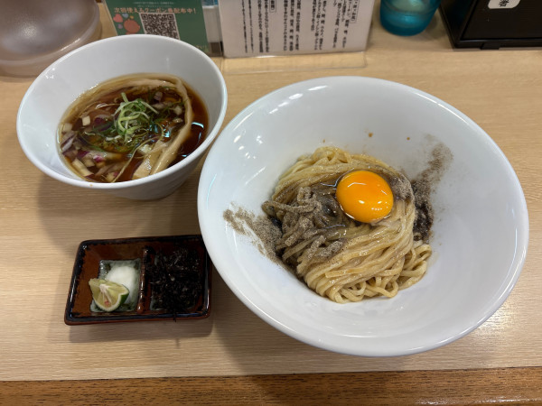 「【限定】釜玉煮干しつけそば(鶏黒ver.)」@麺屋 いちょうの写真