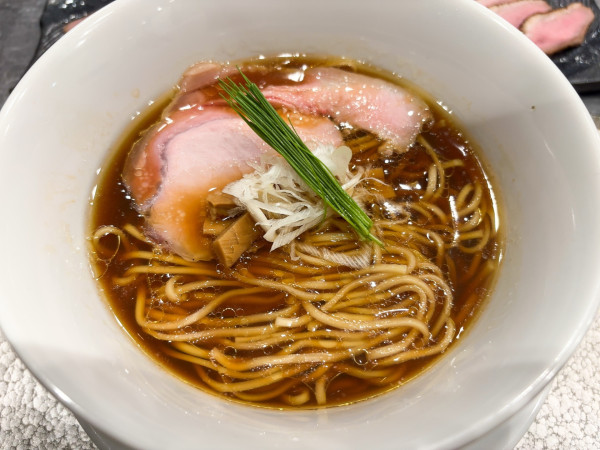 「中華そば<醤油>」@宍道湖しじみ中華蕎麦 琥珀 池袋店の写真