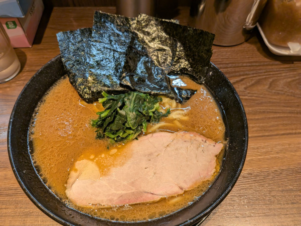 「ラーメン、大盛り」@横浜家系らーめん 輝道家 水道橋駅前店の写真