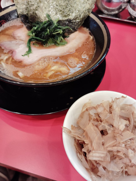 「ラーメン並＋フォロワーサービス「鰹節」」@家系ラーメン大﨑家 末広町店の写真