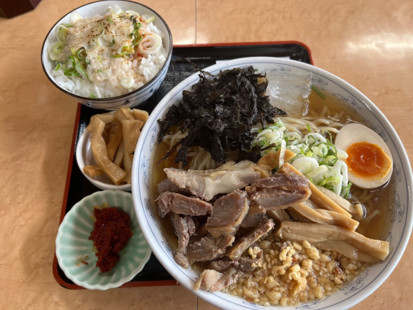 「冷やし鶏中華（普通）＋あぶら飯＋メンマ」@中華そば 雲ノ糸 酒田店の写真