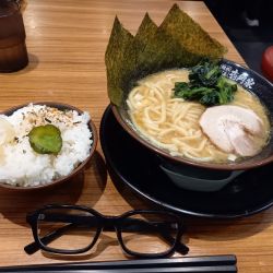 家系ラーメン並醤油(軟らかめ・多め)