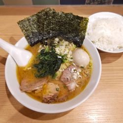 モンタナラーメン+100円ライス食べ放題