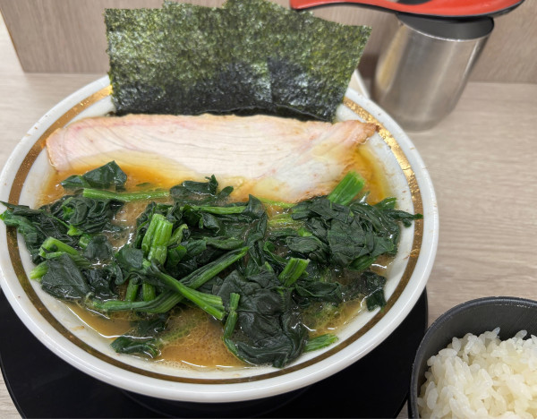 「ラーメン＋青菜　半ライス」@王道家直伝 との丸家 越谷店の写真