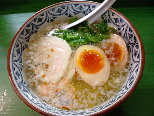 「通堂うま塩ラーメン 新・おんな味 煮玉子」@琉球新麺 通堂 横浜ラーメン博物館店の写真