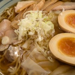 醤油ワンタンメン 煮玉子入り