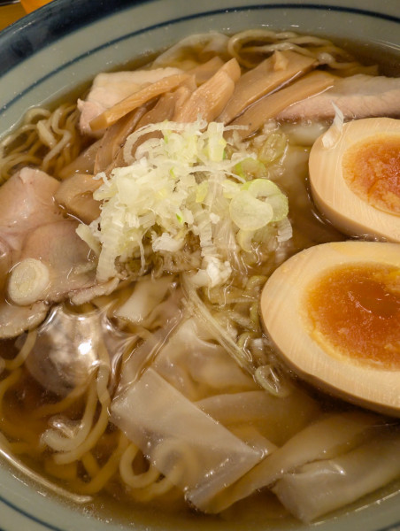 「醤油ワンタンメン 煮玉子入り」@ワンタンメンの満月 京都拉麺小路店の写真