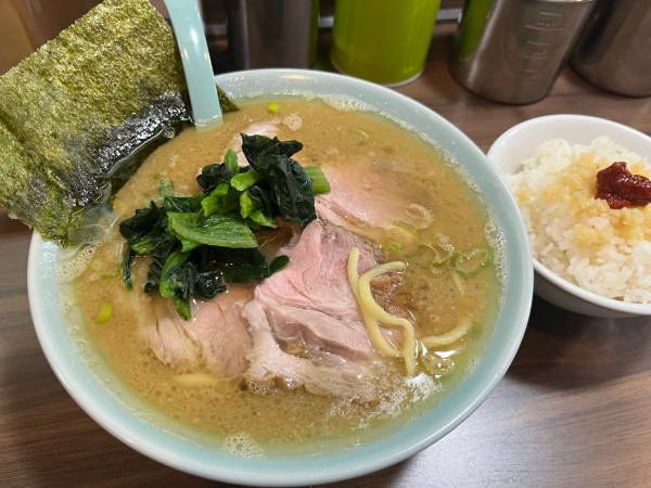 「ラーメン並+チャーシュー 小ライス ¥1,470」@横浜らーめん 本牧家 横須賀店の写真