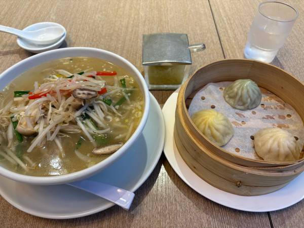 「野菜タンメン1100円、三彩小籠包600円」@京華小吃 つくば店の写真