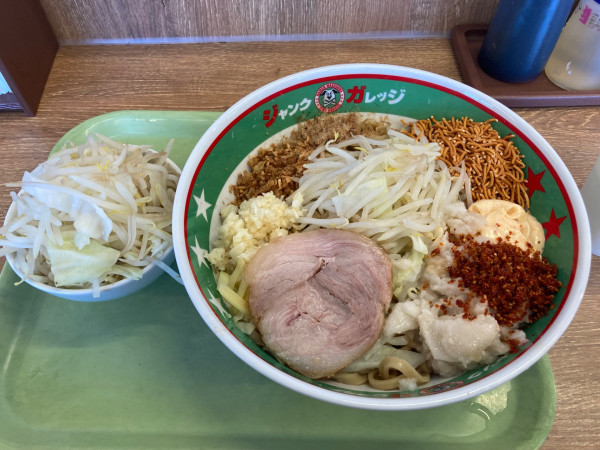 「まぜそば（温玉ナシ）倍盛り+ヤサイ」@ジャンクガレッジ 太田店の写真