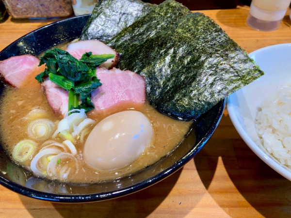 「醤油ラーメン 900円 ＋ 小ライス 100円」@らぁーめん 滿帆家の写真