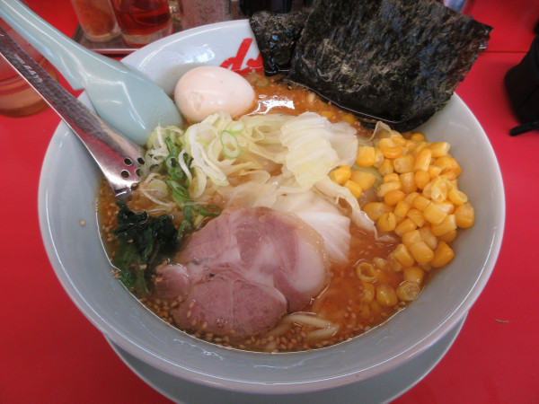 「特製味噌ラーメン（８３０円）キャベツ１４０円コーン８０円他」@ラーメン山岡家 阿見店の写真