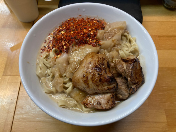 「辛いラーメン」@豚骨ラーメン吟の写真