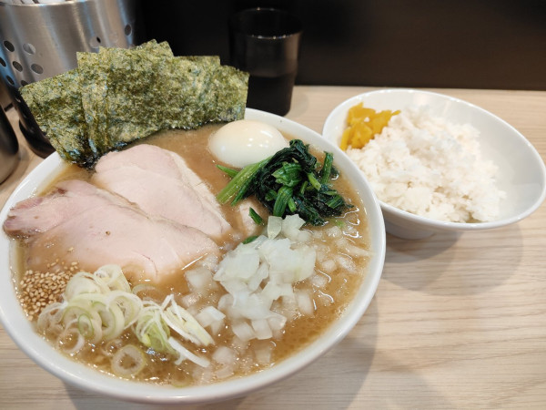 「特上ラーメン＋玉ねぎ＋中ライス」@新家系ラーメン気骨家の写真