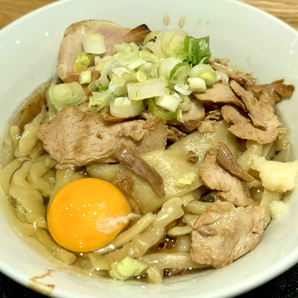 「油そば＋サービス生卵」@麺屋 つばき亭の写真