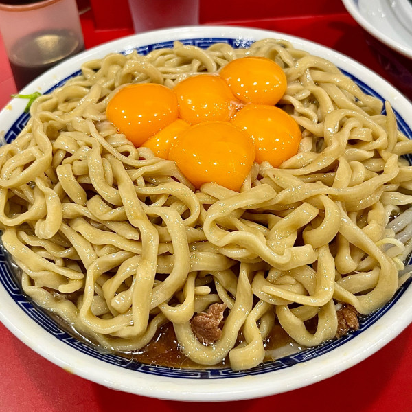 「大豚入り 豚4枚 冷やし スーパーソウスイ 生卵×6」@ラーメン二郎 生田駅前店の写真