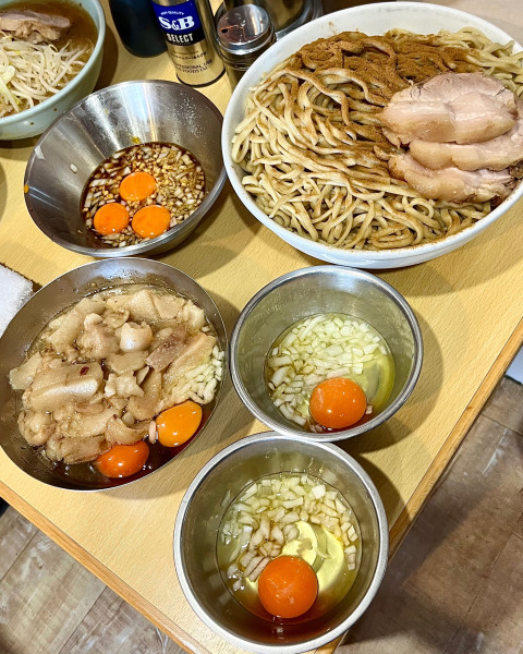 「たまごかけ麺 麺増し1kg お魚天国 アブラ過多ブラ 玉ねぎたま」@ラーメン二郎 八王子野猿街道店2の写真
