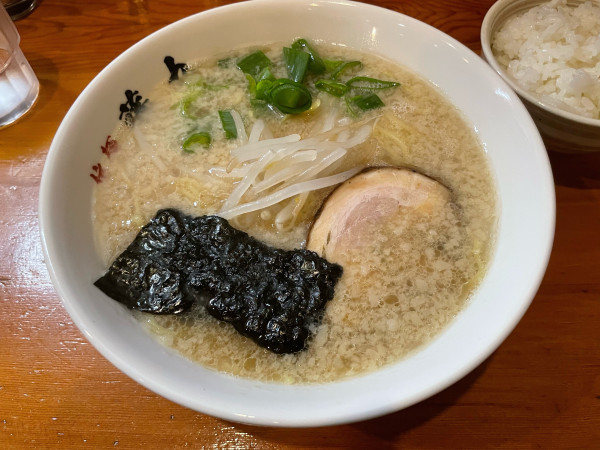 「ラーメン　半ライス」@東京豚骨拉麺 藤丸の写真