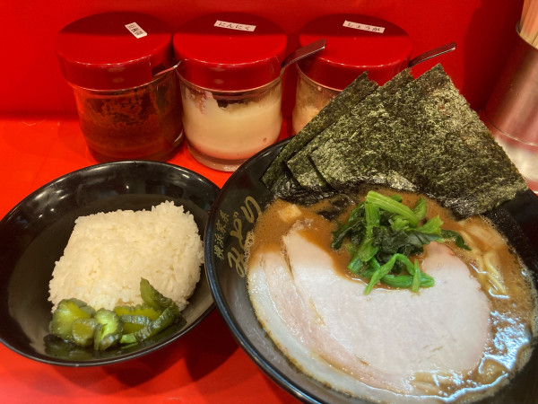 「ラーメン900円（濃いめ固め）ライス150円」@横浜家系ラーメン みどりの写真