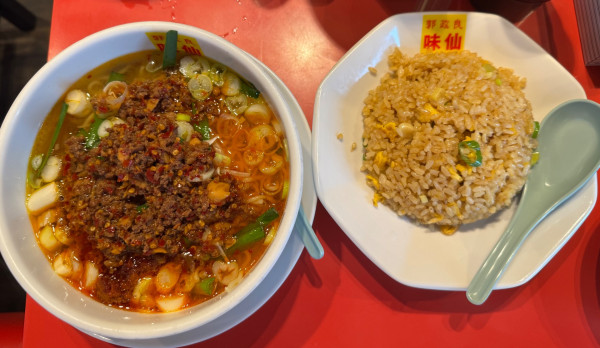 「ランチセット（台湾ラーメン＋炒飯）」@心斎橋 味仙の写真