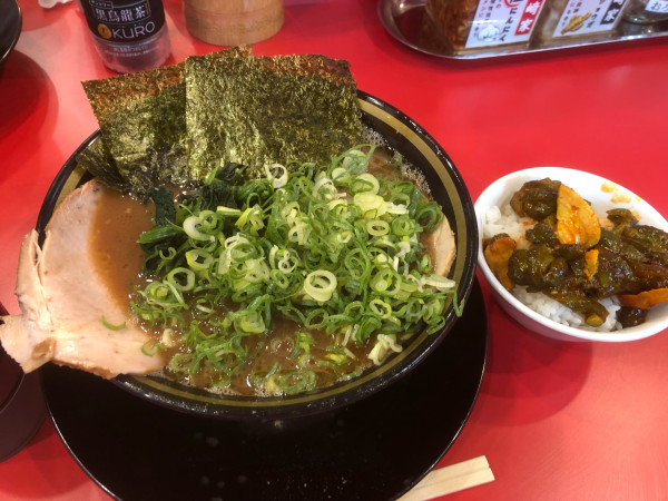 「燻製チャーシュー麺並（1,200円）、ライス食べ放題（100円）」@家系ラーメン大﨑家 末広町店の写真