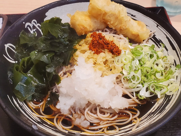 「朝そば 鬼おろし(冷)・わかめ変更＋太刀魚ちくわ天」@ゆで太郎 長者町店の写真