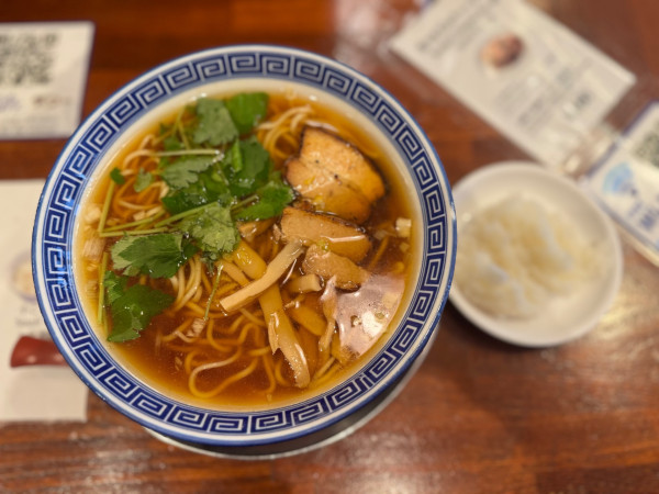 「醤油らぁめん(ストレート麺)930円＋サービス一口ごはん」@東京らあめんタワー 芝大門本店の写真