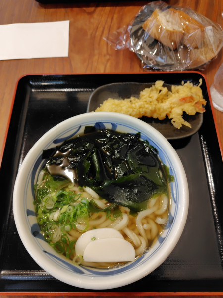 「わかめ780円、えび天220円、いなり2個280円」@久松うどん はなしょうの写真