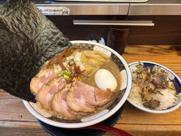 「特製すごい煮干しラーメン+漁師飯」@すごい煮干ラーメン凪 新宿ゴールデン街店 本館の写真