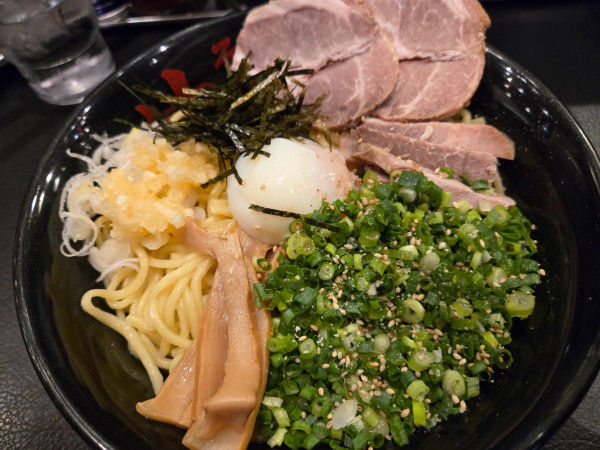 「油そばW盛り+スペシャルトッピングB」@東京油組総本店 東新宿組の写真